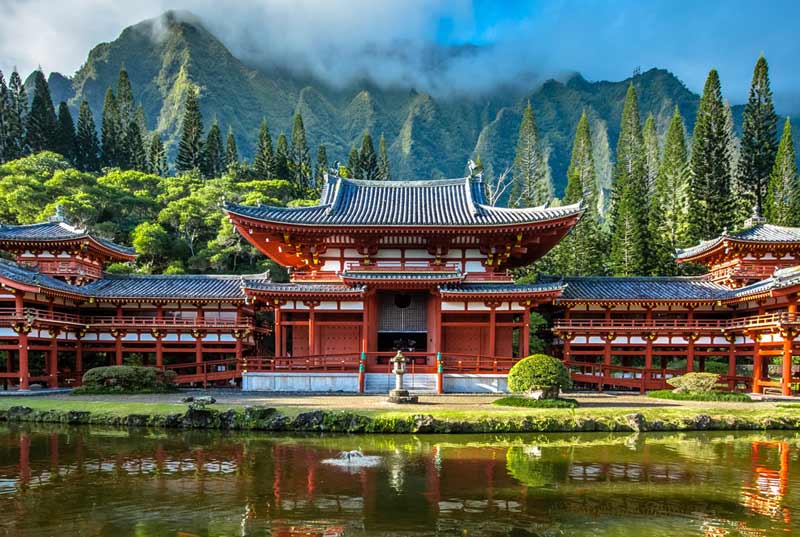 The incredible scenery of Byodo-In Temple, a popular stop for many Oahu sightseeing tours